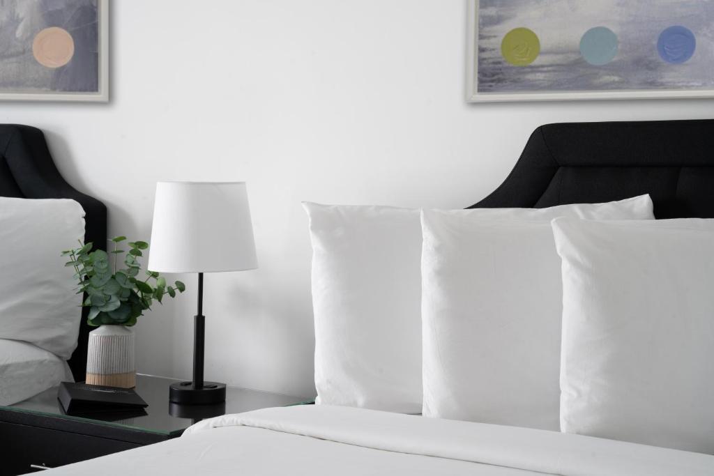 Essex House Hotel - Deluxe Queen Room With Two Queen Beds