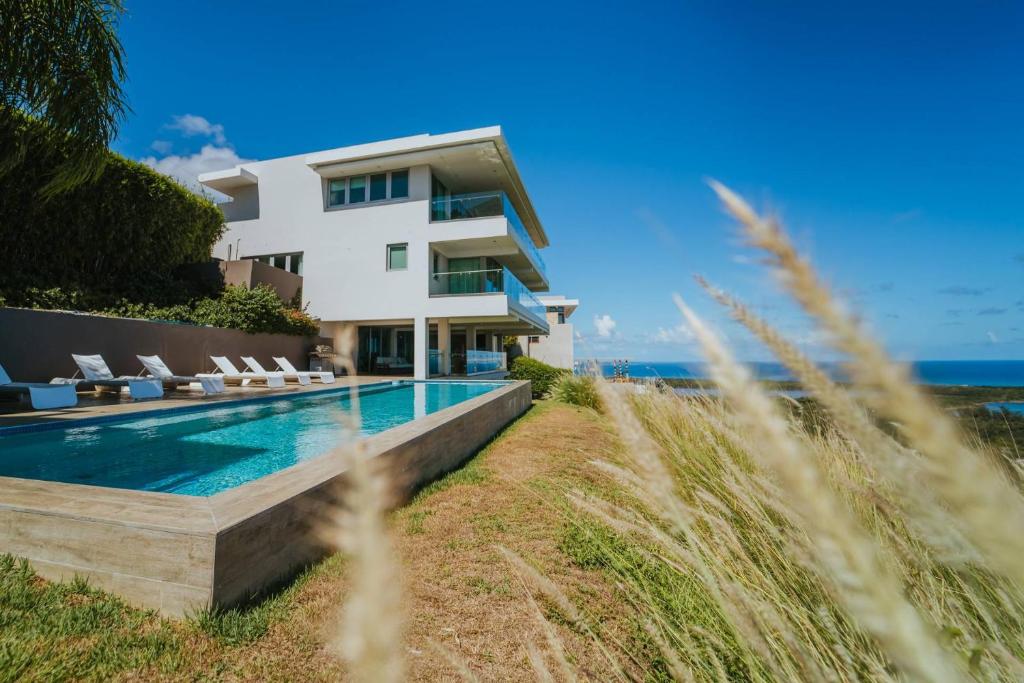 ein Haus mit Pool neben dem Strand in der Unterkunft Happy Days Villa B in Fajardo