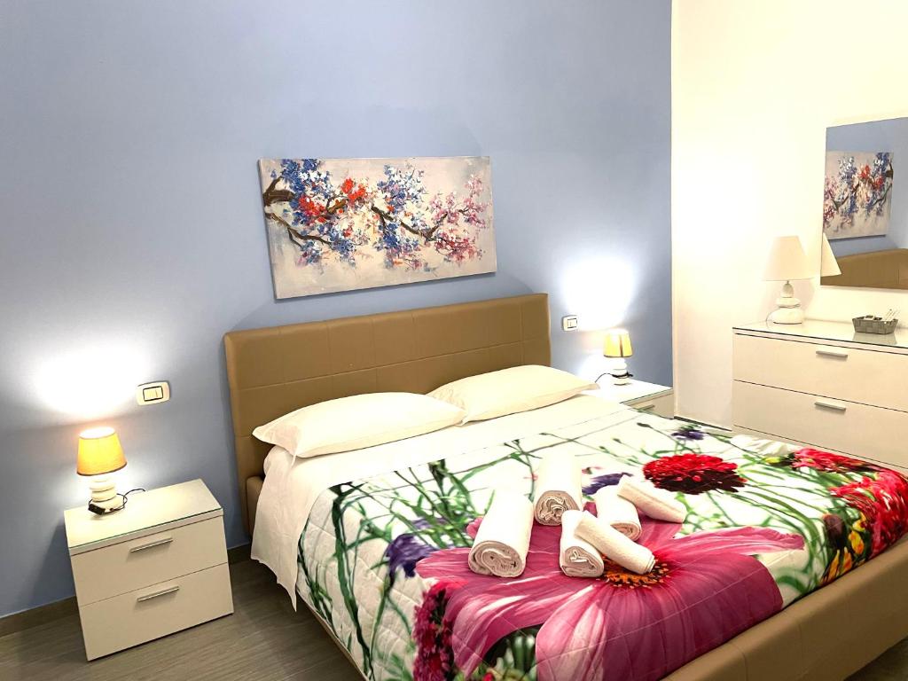 サン・ヴィート・ロ・カーポにあるLa Rosa Bluのベッドルーム1室(ベッド1台、人形2人形付)
