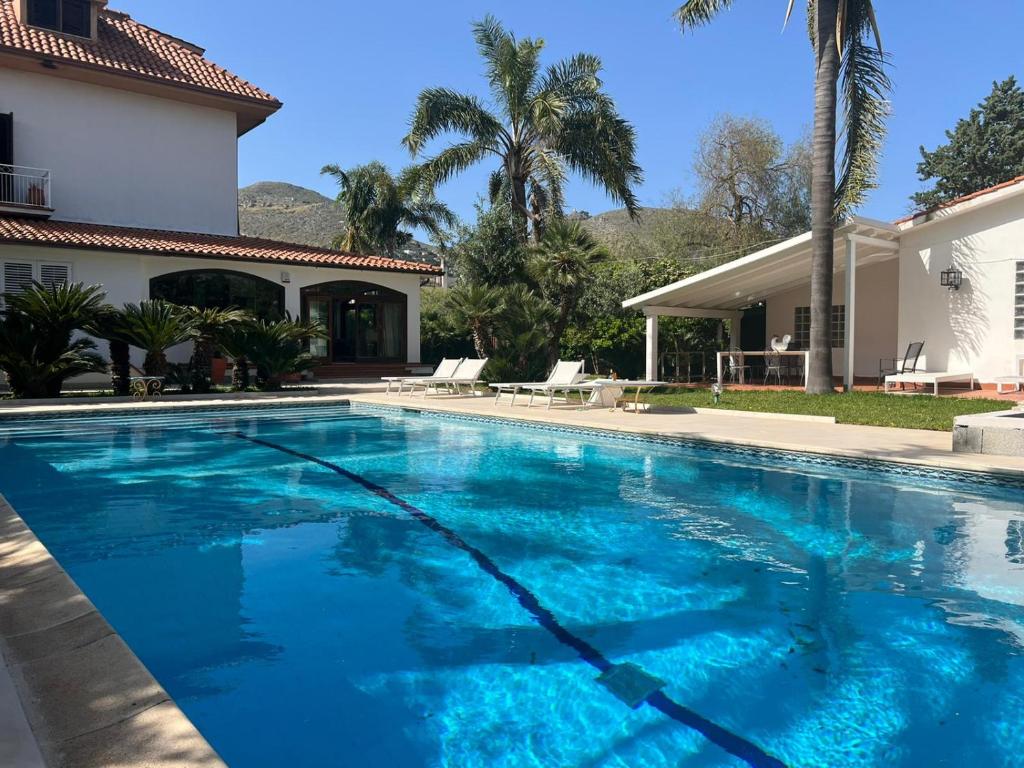 una piscina frente a una casa en Domus Orestea Sicily Luxory Villas in Mondello, en Palermo