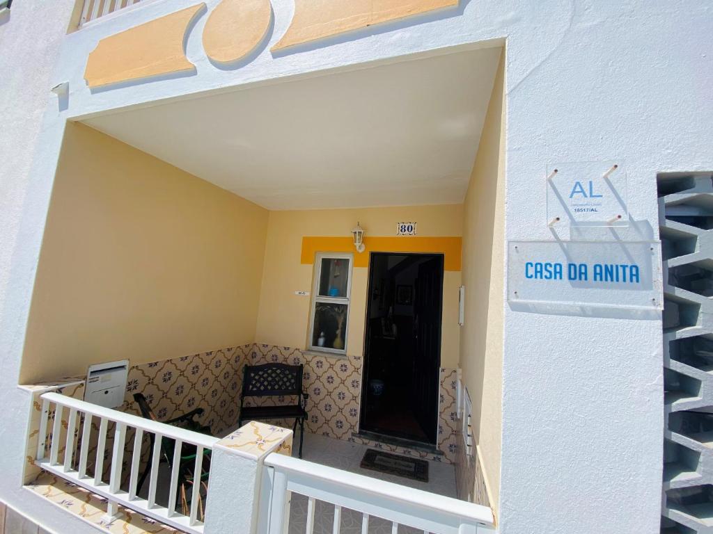 uma entrada frontal para um sinal de fuga num edifício em Casa Da Anita em Sagres