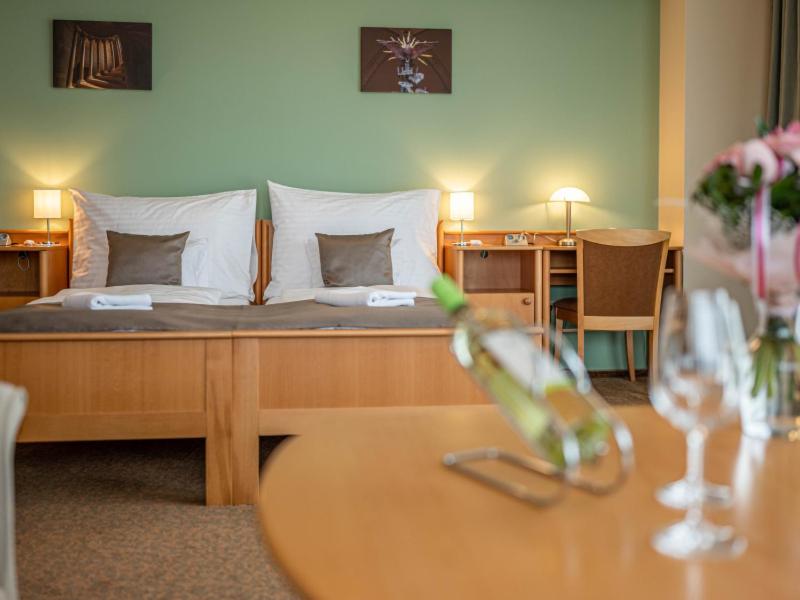 Łóżko lub łóżka w pokoju w obiekcie Szent János Hotel