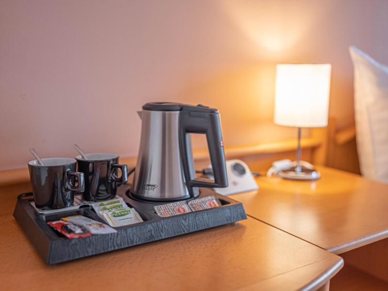 Zestaw do parzenia kawy i herbaty w obiekcie Szent János Hotel