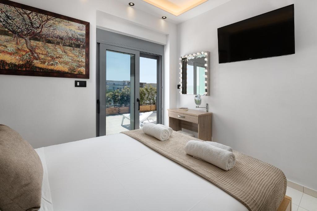Posteľ alebo postele v izbe v ubytovaní Rhodes SkyLine Suites