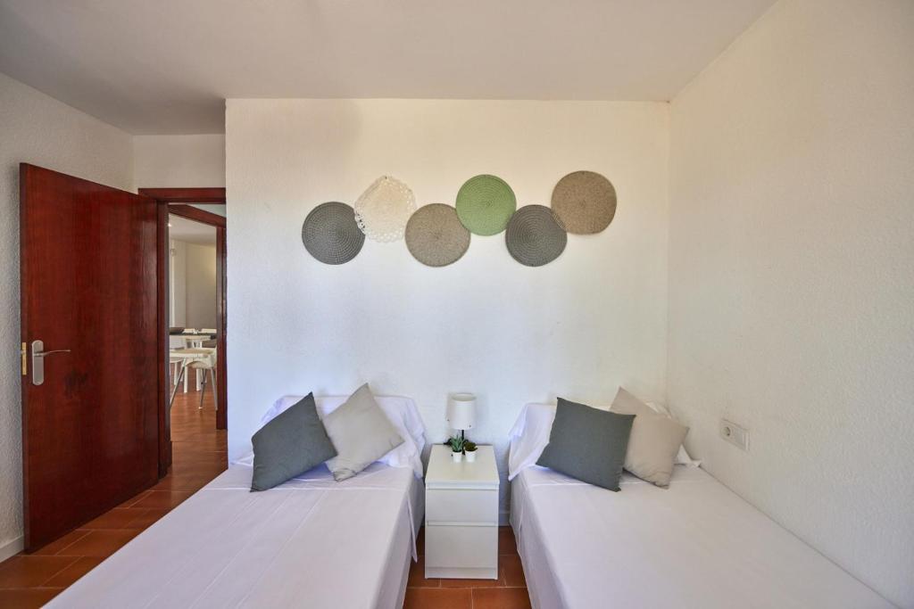 Säng eller sängar i ett rum på Nura Houses Apartment Magaluf 1