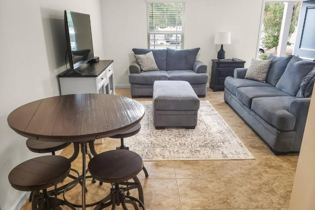 uma sala de estar com uma mesa e um sofá em Oak Street #4 em Green Cove Springs