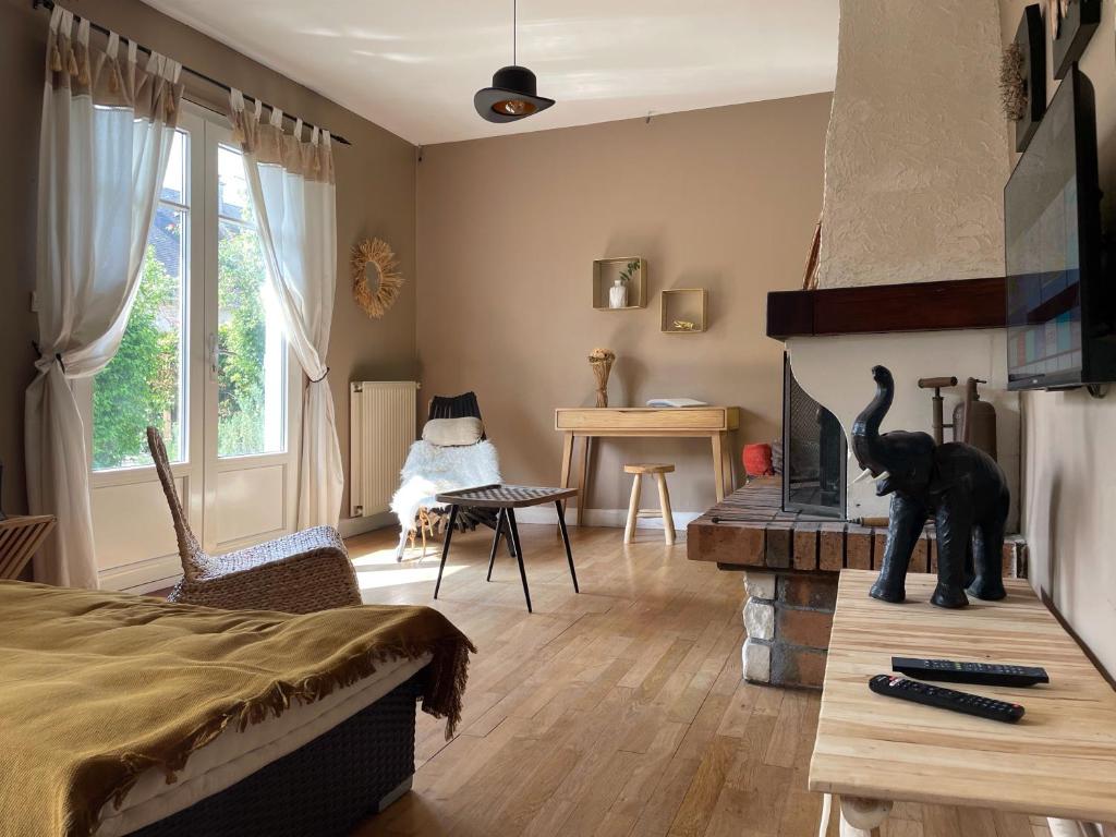 uma sala de estar com lareira e uma estátua de gato em Gîte du Loiret em Saint-Hilaire-Saint-Mesmin