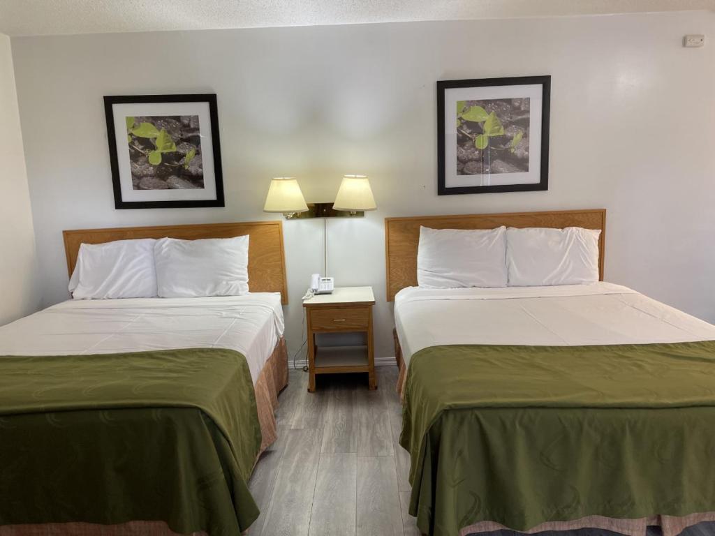 Postel nebo postele na pokoji v ubytování Rodeway Inn & Suites Omak - Okanogan