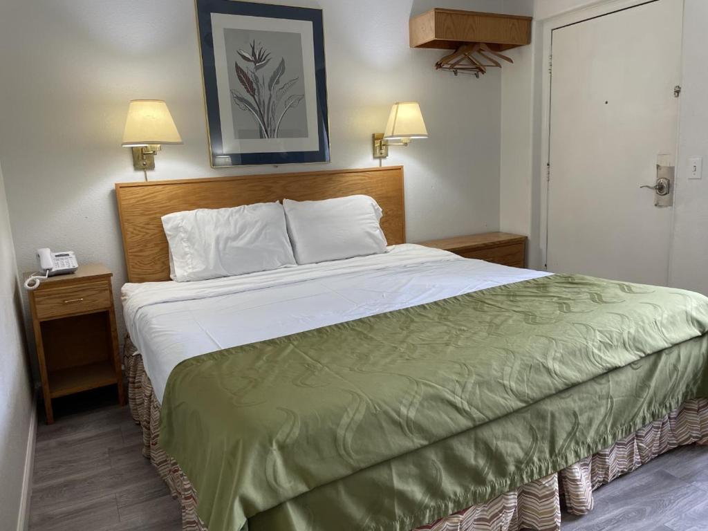 Postel nebo postele na pokoji v ubytování Rodeway Inn & Suites Omak - Okanogan