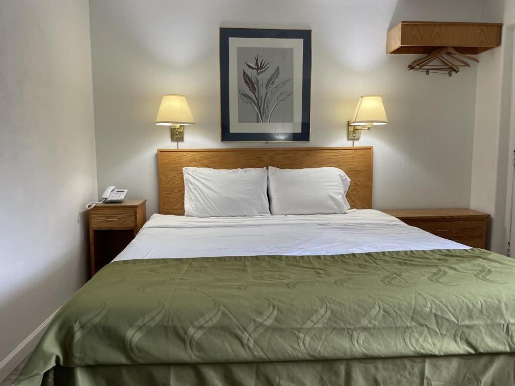 Postel nebo postele na pokoji v ubytování Rodeway Inn & Suites Omak - Okanogan
