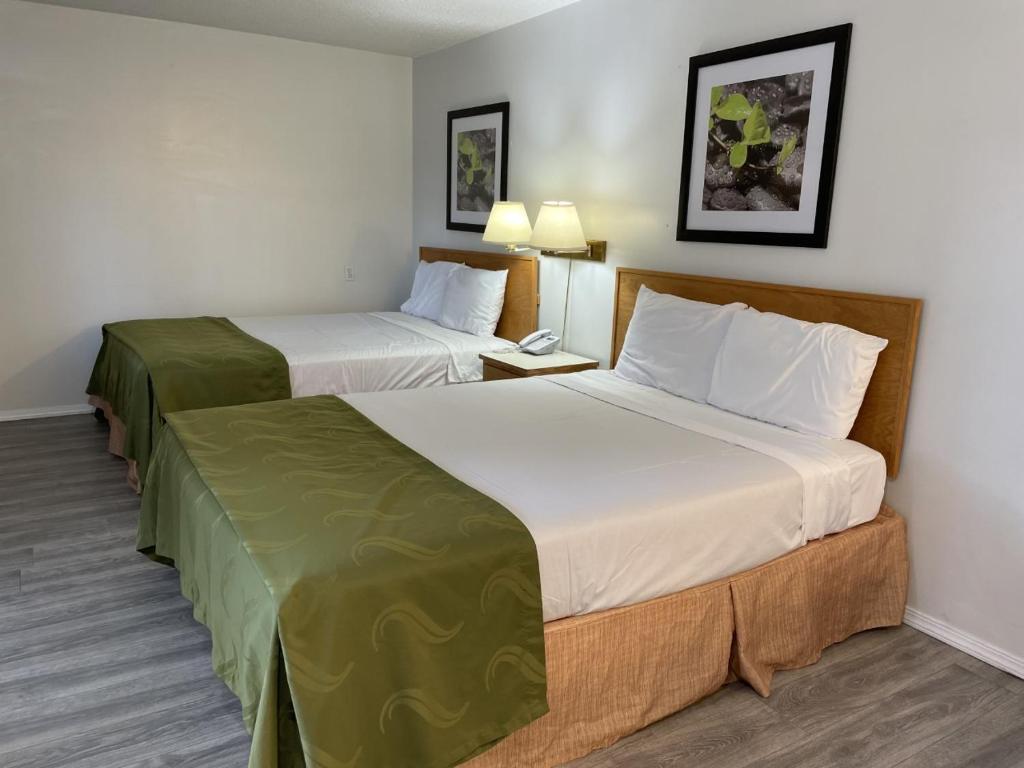 Postel nebo postele na pokoji v ubytování Rodeway Inn & Suites Omak - Okanogan