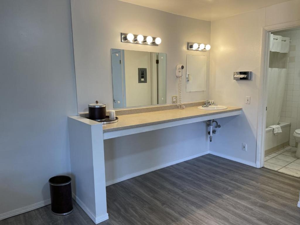 Koupelna v ubytování Rodeway Inn & Suites Omak - Okanogan