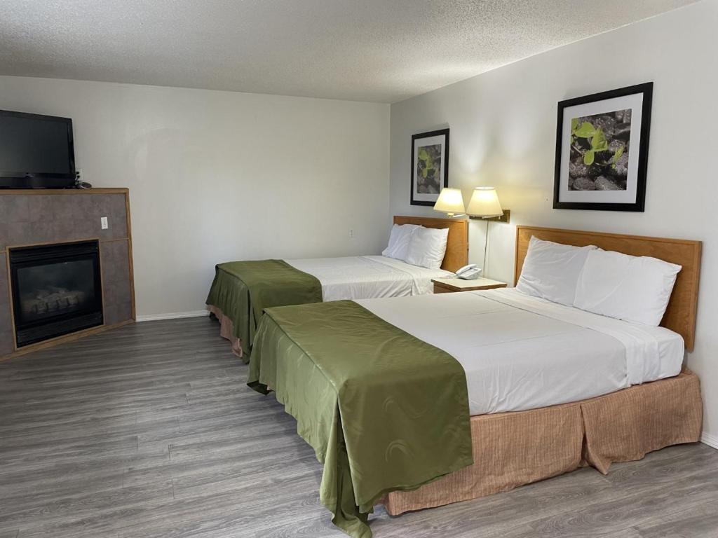 Postel nebo postele na pokoji v ubytování Rodeway Inn & Suites Omak - Okanogan