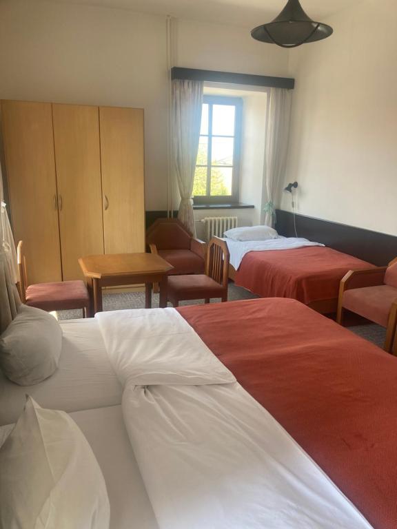Postel nebo postele na pokoji v ubytování Penzion u Svatého Prokopa