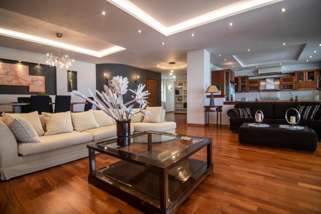 sala de estar con sofá y mesa en Akrata's Elegant Luxury Suite en Akrata
