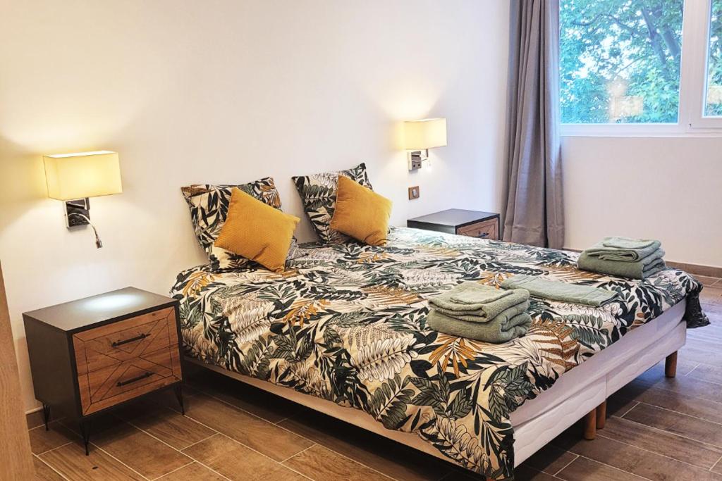 une chambre avec un lit avec des oreillers jaunes dessus dans l'établissement LILLE hypercentre MARIA Appartement PALACE*****, à Lille