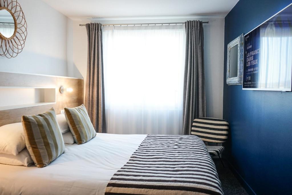 Postel nebo postele na pokoji v ubytování Hôtel Le Collonges TV connecté wifi Netflix