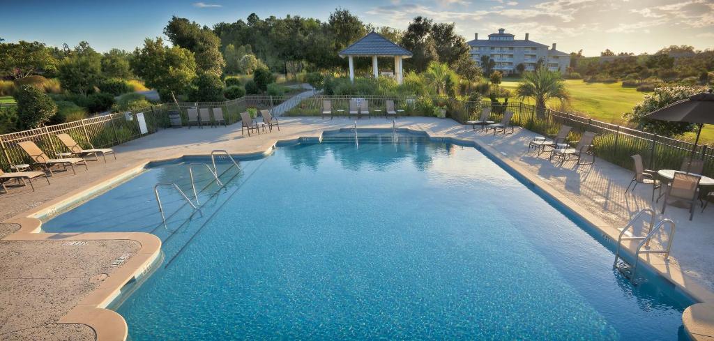 uma grande piscina com cadeiras e um gazebo em Club Wyndham Dye Villas em North Myrtle Beach