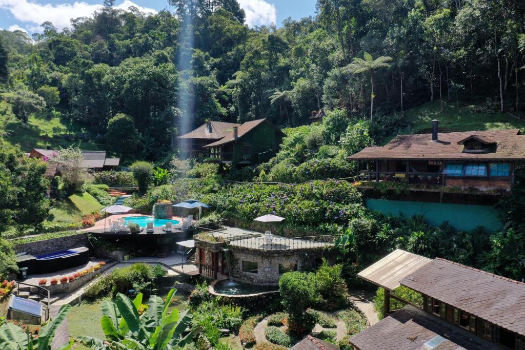 eine Luftansicht eines Hauses in einem Wald in der Unterkunft Verde que te quero Ver-te - Chalés in Visconde De Maua