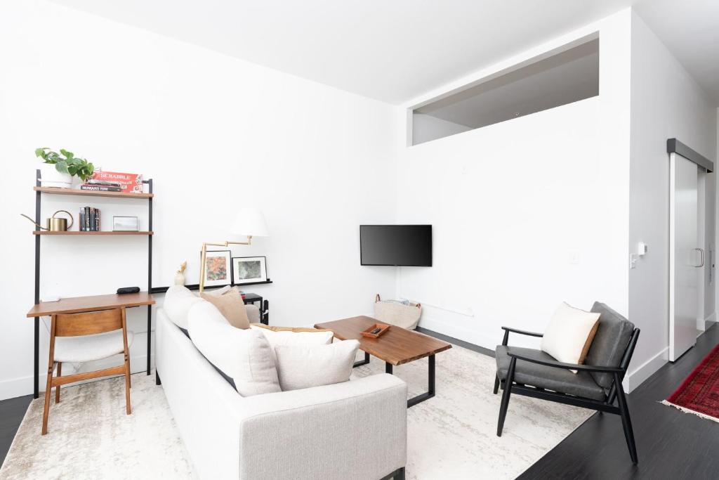 Zona d'estar a Flexhome Skywalk to Fiserv 1BR Apt U5 - READ INFO