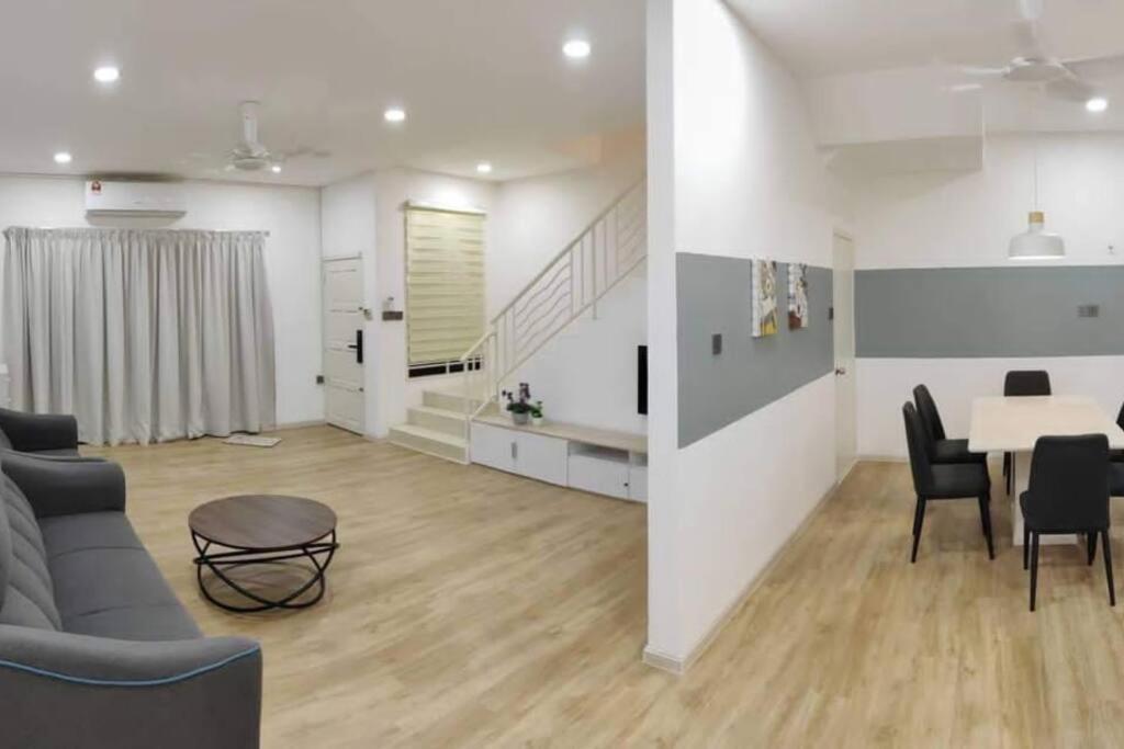 sala de estar con mesa y comedor en T House Nearby Kuantan East Coast Shopping Mall, en Kuantan