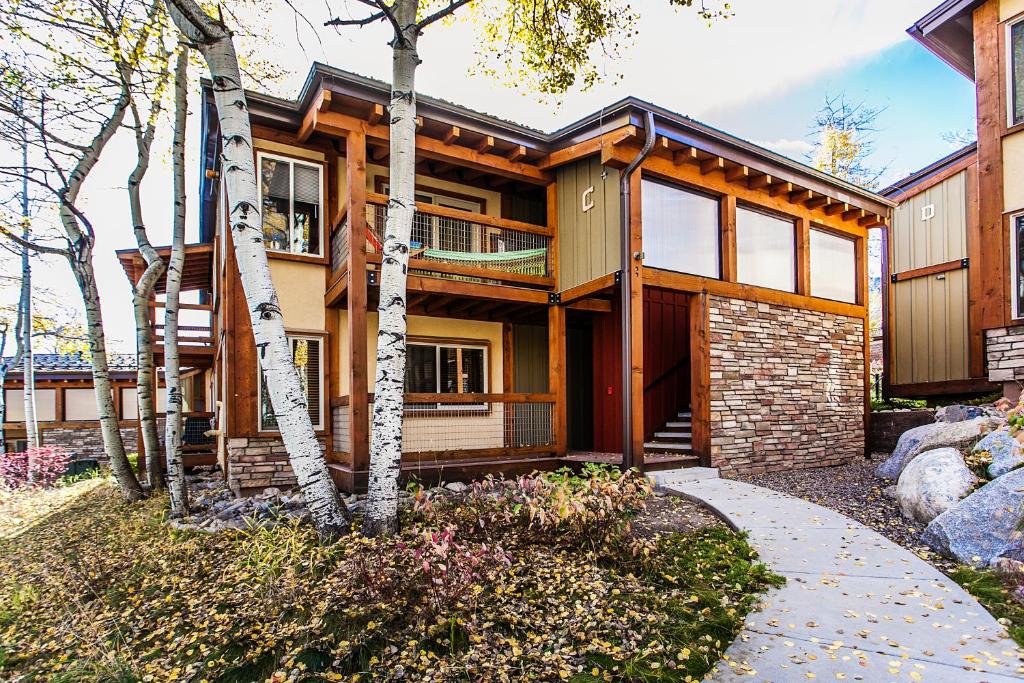 ein Haus mit Bäumen davor in der Unterkunft Willows Condos by Snowmass Vacations in Snowmass Village