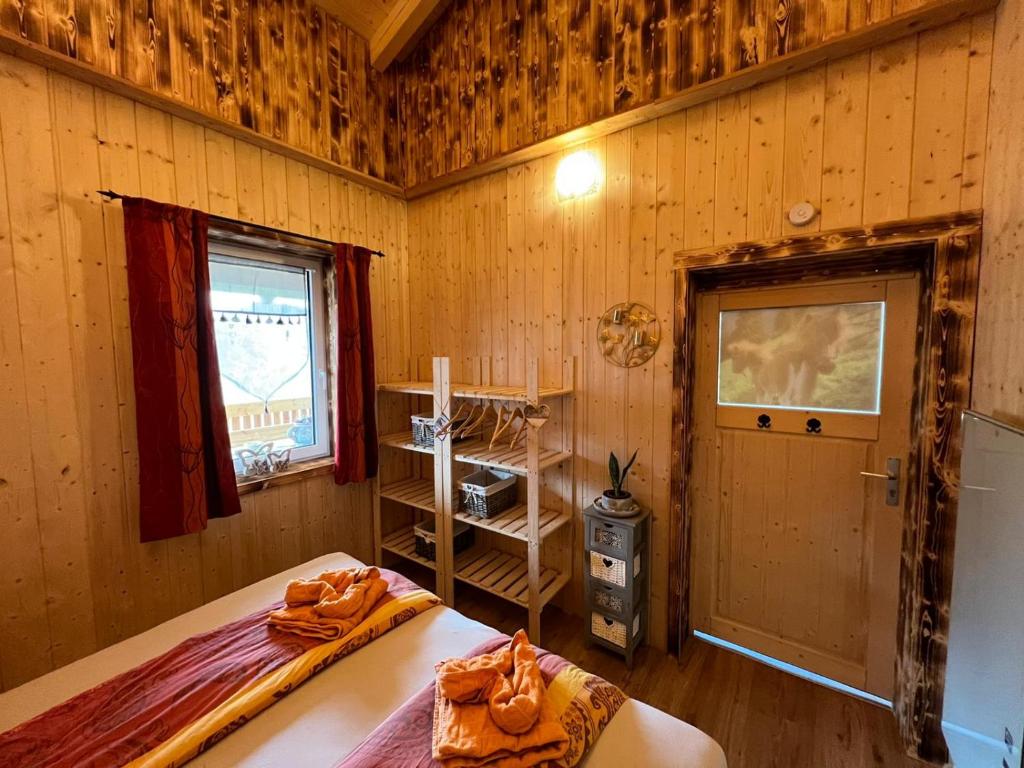 um quarto com uma cama, uma janela e uma porta em Bergblick Hollnhof em Donnersbach