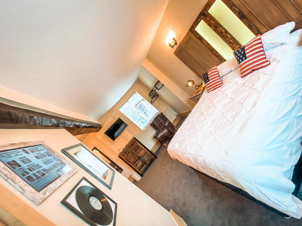 una camera da letto con un letto con una bandiera americana di The Bridge at Riverside Suites a Bridgnorth