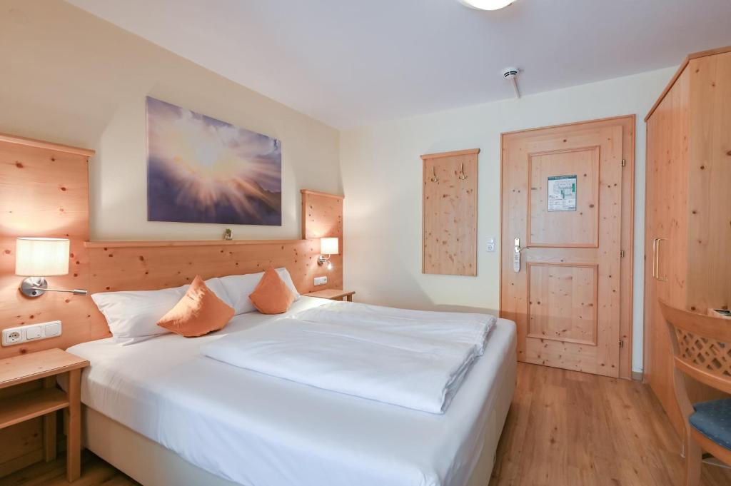 Postel nebo postele na pokoji v ubytování Hotel Alpenstuben