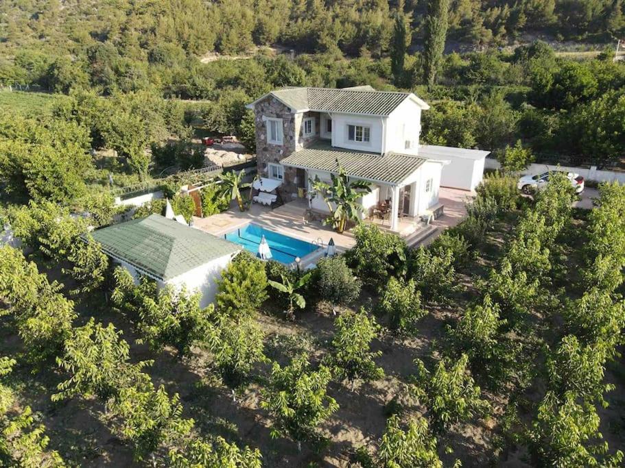 Kusadasi 6 persoons villa met privézwembad en boomgaard