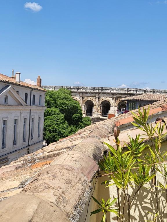 a view from the top of a building with a bridge at La Dolce Vita Nîmoise Terrasse 100 m des Arènes in Nîmes