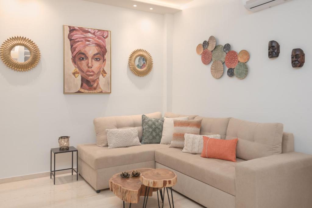 sala de estar con sofá y mesa en G&J Deluxe Apt II en Zakynthos