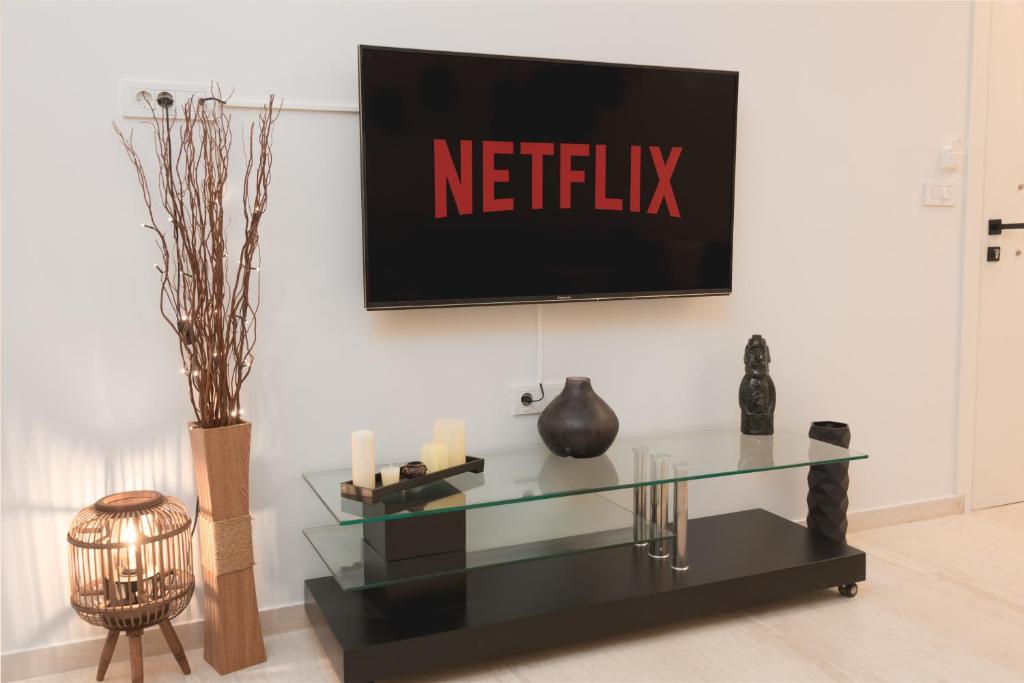 TV a/nebo společenská místnost v ubytování G&J Deluxe Apt II