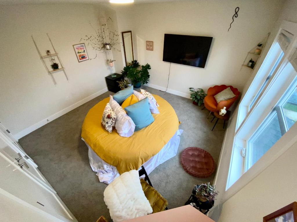 an overhead view of a living room with a table at Amorcito de Jenny - Shared House in Portland