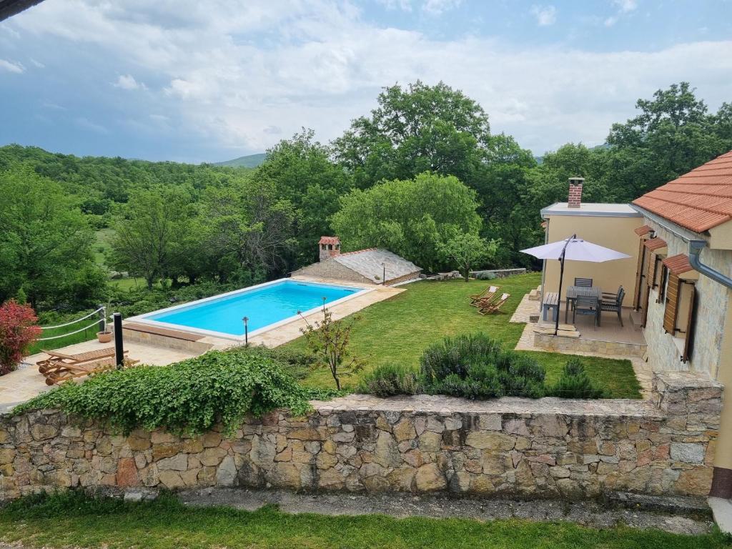 une image d'une arrière-cour avec une piscine dans l'établissement Holiday house Green Dream, à Obrovac