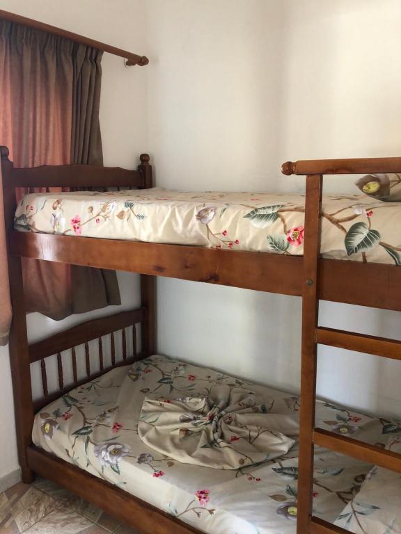 Palanda nebo palandy na pokoji v ubytování Hotel Gjinaj