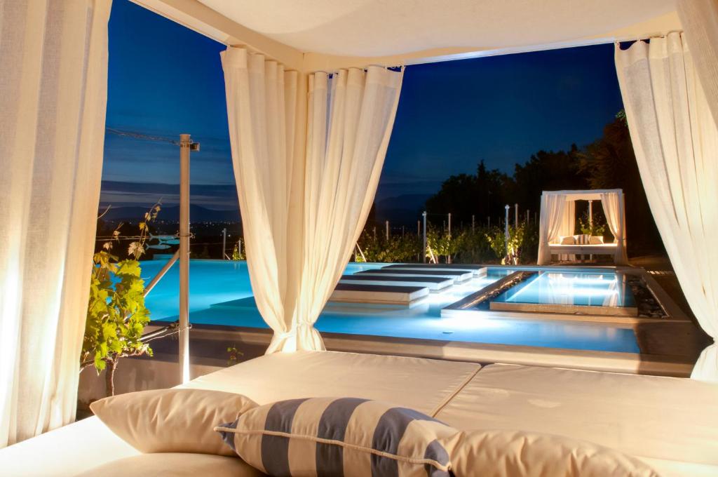 The swimming pool at or close to Vineyard Estate