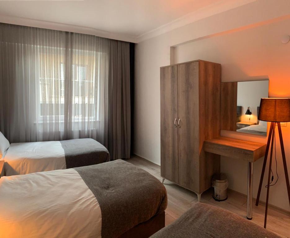 Habitación de hotel con 2 camas y escritorio en شقه ( يونسلي ) en Bursa