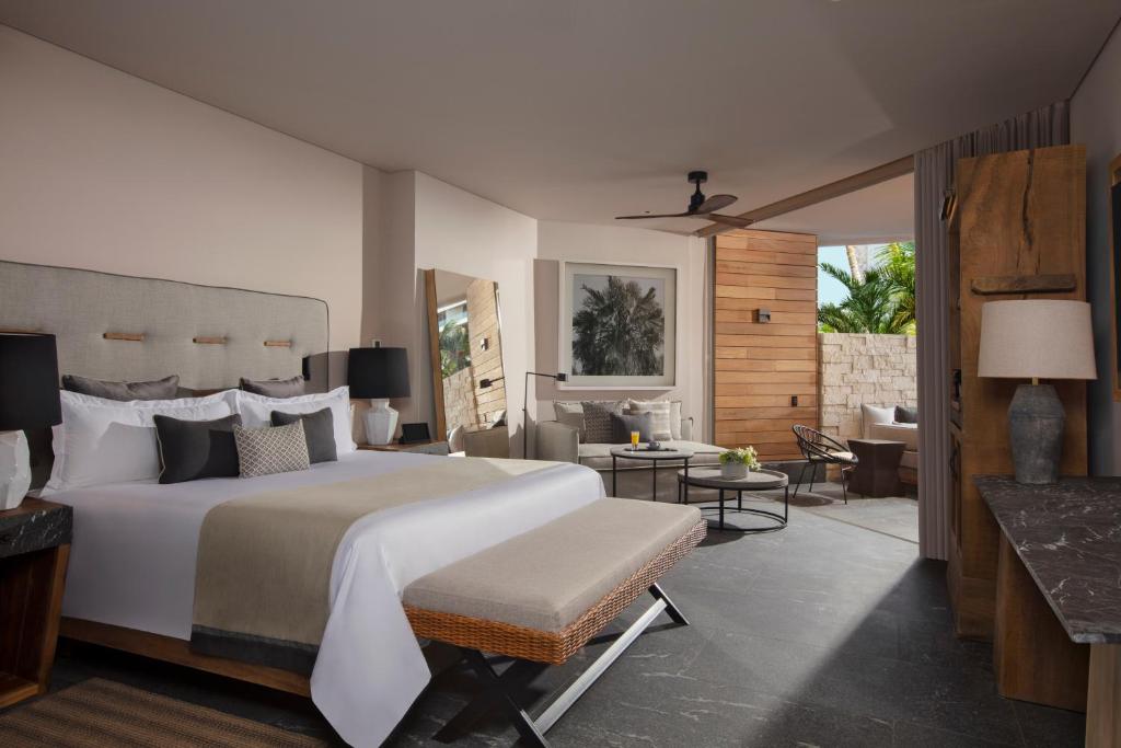 Кровать или кровати в номере Secrets Moxché Playa del Carmen - Adults Only - All Inclusive