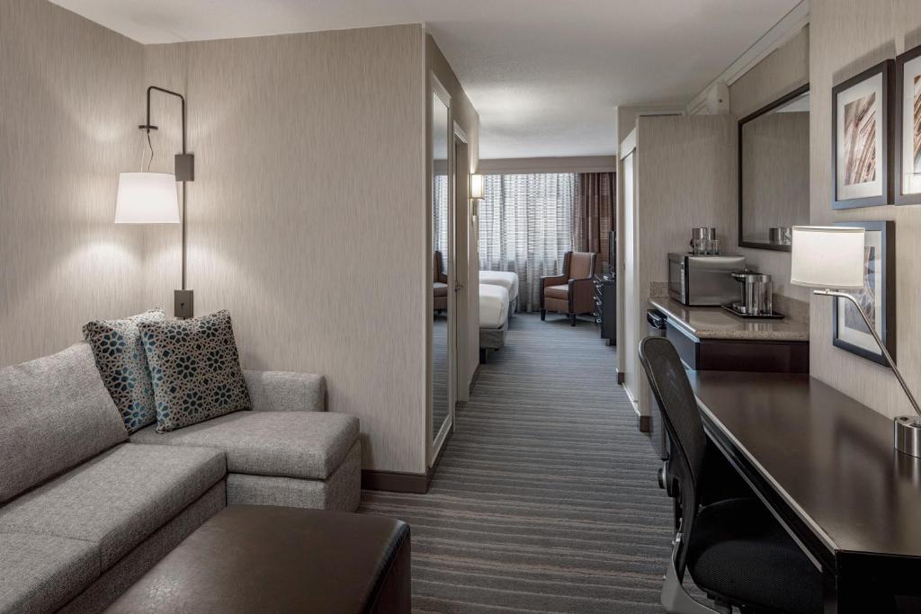 um quarto de hotel com um sofá e uma sala de estar em DoubleTree Suites by Hilton Minneapolis Downtown em Minneapolis