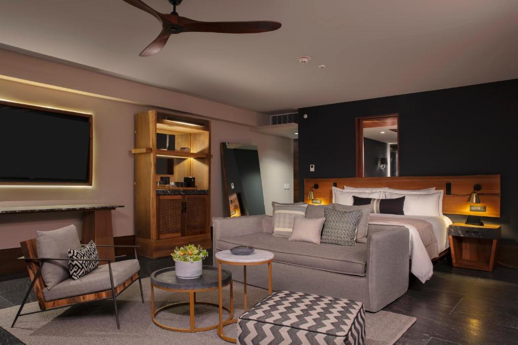 Кровать или кровати в номере Secrets Moxché Playa del Carmen - Adults Only - All Inclusive
