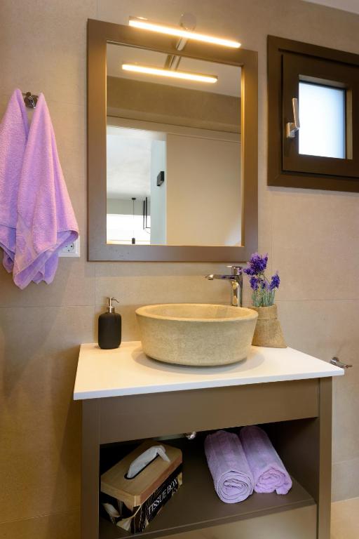A bathroom at Beachfront Villa Phi φ