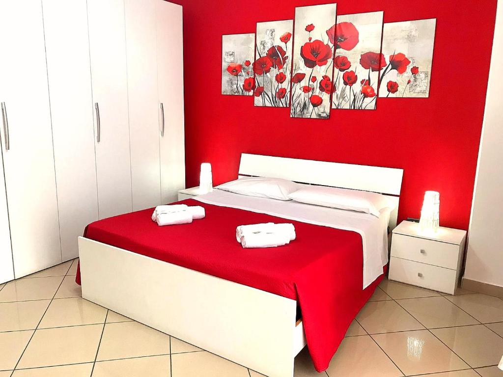 - une chambre rouge avec un lit avec un mur rouge dans l'établissement Il Girasole, à Vibo Valentia