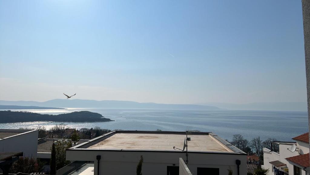ein Blick auf das Meer von einem Gebäude aus in der Unterkunft Apartman Mateo in Njivice