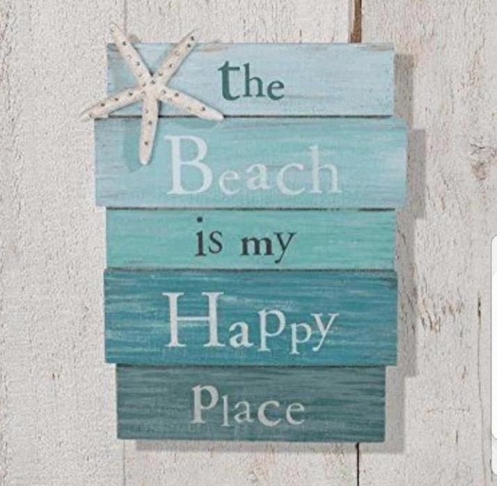 Ein Schild, das den Strand liest, ist mein glücklicher Ort in der Unterkunft Apartman Mateo in Njivice