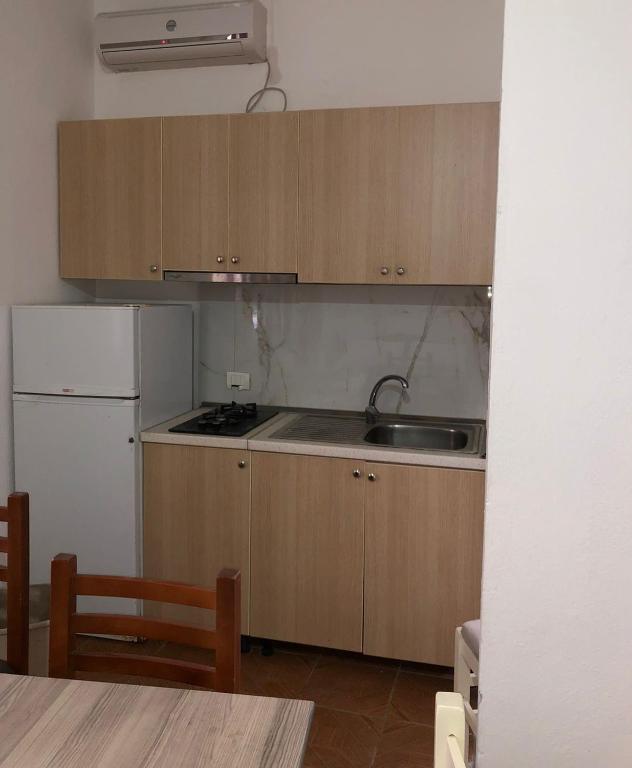 Kuchyň nebo kuchyňský kout v ubytování Hotel Gjinaj