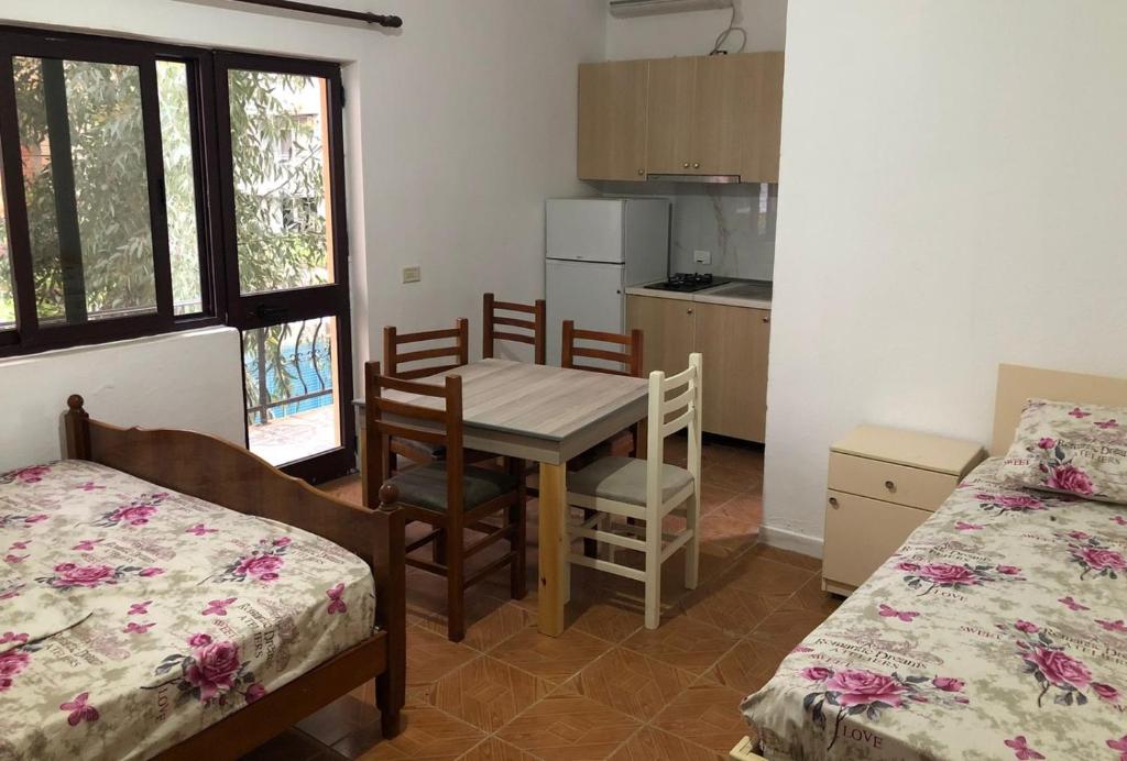 Postel nebo postele na pokoji v ubytování Hotel Gjinaj