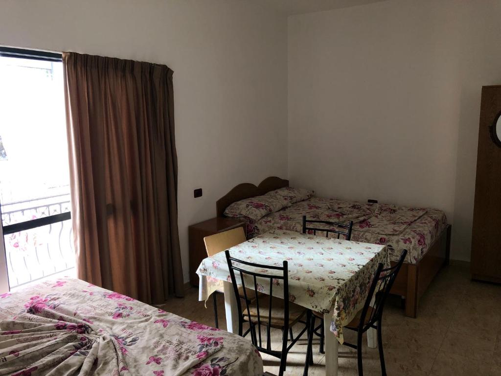 Postel nebo postele na pokoji v ubytování Hotel Gjinaj