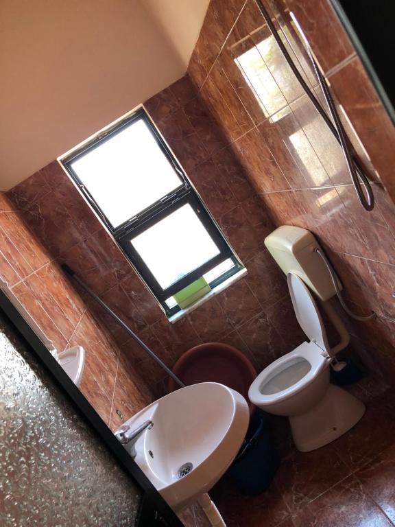 Koupelna v ubytování Hotel Gjinaj