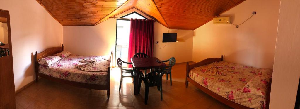 Postel nebo postele na pokoji v ubytování Hotel Gjinaj